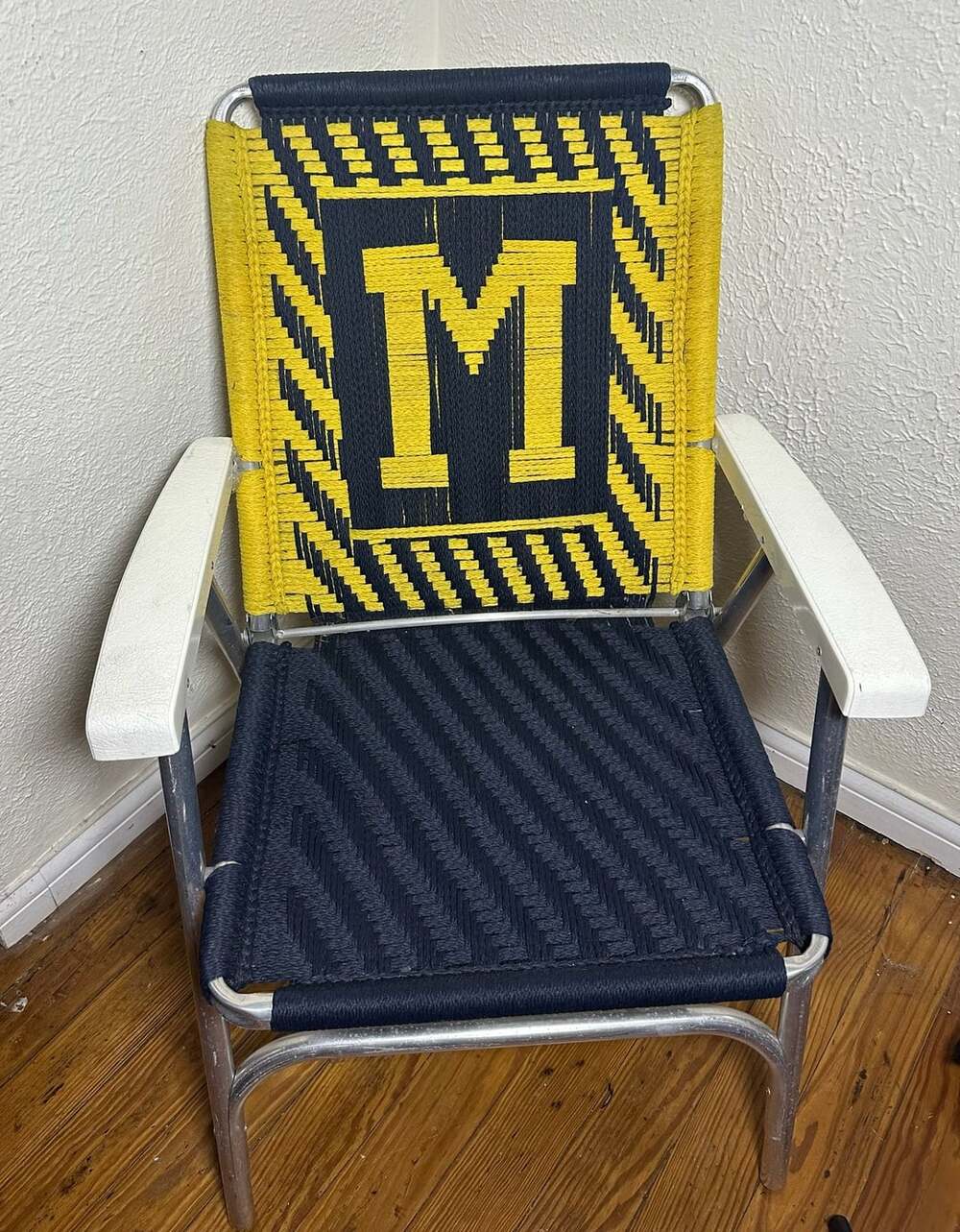 Vintage University of Michigan Wolverines Macrame Aluminum Folding Lawn Chair